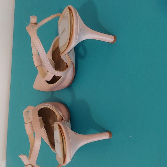 🙂2/$20- Varsavia viamara Nude heels size - Picture 3 of 5